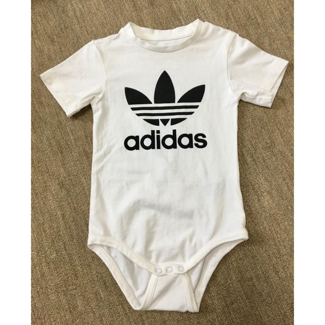 adidas(アディダス)のアディダスロンパース キッズ/ベビー/マタニティのベビー服(~85cm)(ロンパース)の商品写真