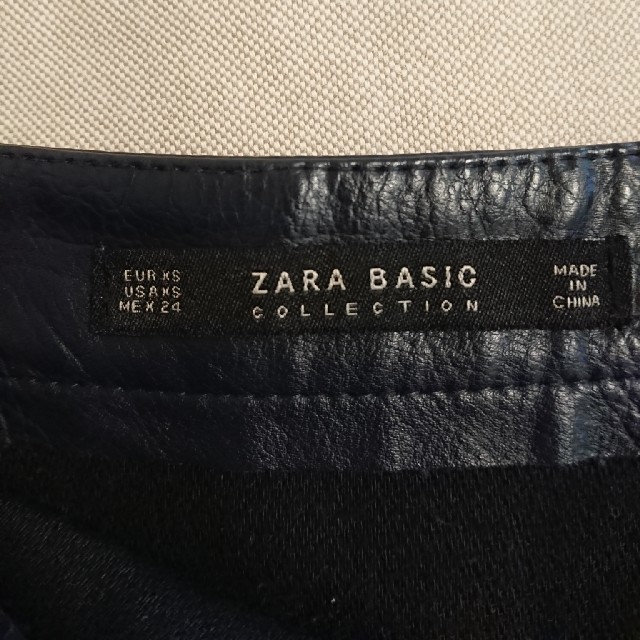 ZARA(ザラ)のZARA BASIC レザースカート ネイビー XS レディースのスカート(ミニスカート)の商品写真