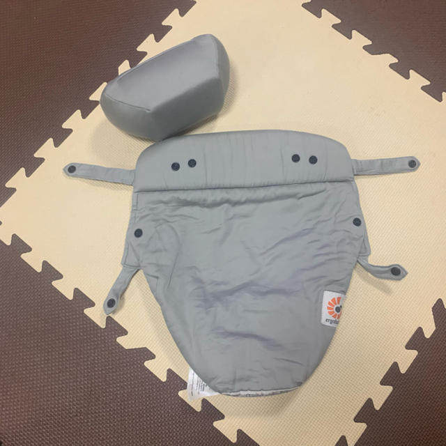 Ergobaby(エルゴベビー)のエルゴベビー　インファントインサート3+ベビーウェストベルト キッズ/ベビー/マタニティの外出/移動用品(抱っこひも/おんぶひも)の商品写真