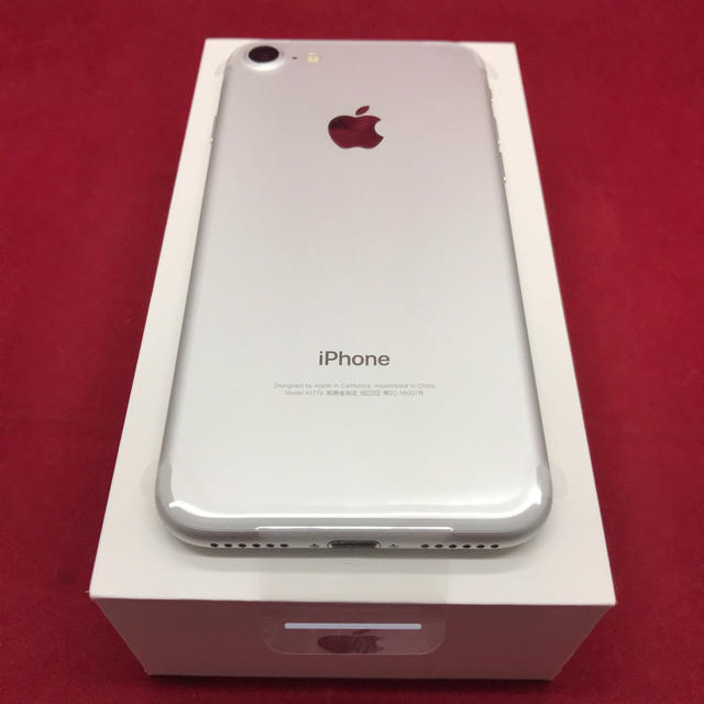 Apple(アップル)のiPhone7 32GB シルバー　新品未使用 スマホ/家電/カメラのスマートフォン/携帯電話(スマートフォン本体)の商品写真