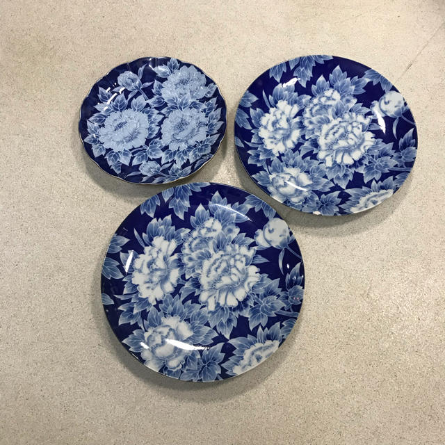 有田焼 萬二郎 作 大皿セット 白磁藍染 牡丹 - 食器