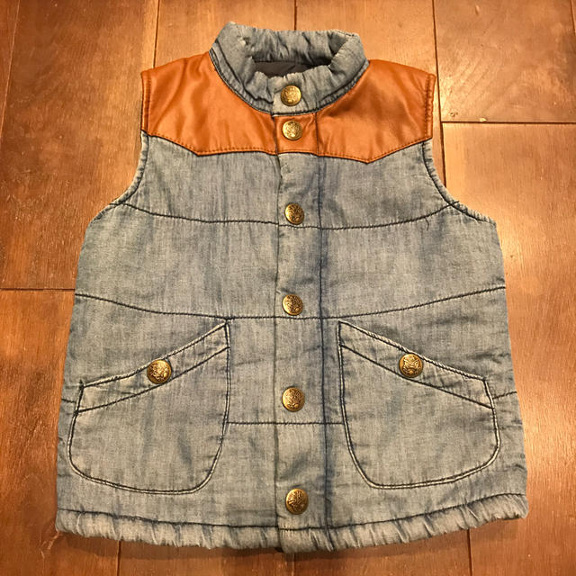 【中綿　ベスト】デニムベスト　レザー　110 キッズ/ベビー/マタニティのキッズ服男の子用(90cm~)(ジャケット/上着)の商品写真