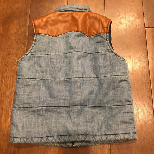 【中綿　ベスト】デニムベスト　レザー　110 キッズ/ベビー/マタニティのキッズ服男の子用(90cm~)(ジャケット/上着)の商品写真