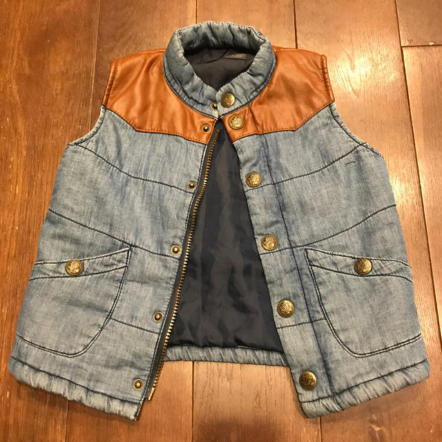 【中綿　ベスト】デニムベスト　レザー　110 キッズ/ベビー/マタニティのキッズ服男の子用(90cm~)(ジャケット/上着)の商品写真