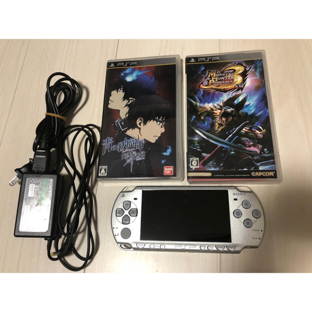 PlayStation(プレイステーション)のPSP2000【本体（バッテリー✖︎）充電器】＋モンハン3rd＋青エク【ソフト】 エンタメ/ホビーのゲームソフト/ゲーム機本体(携帯用ゲーム機本体)の商品写真