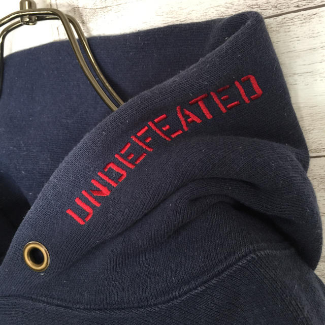 UNDEFEATED(アンディフィーテッド)のチャンピオン＋ アンディフィーテッド　コラボ　リバースウィーブパーカー　送料無料 メンズのトップス(パーカー)の商品写真