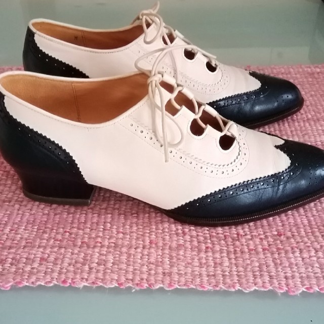Ralph Lauren(ラルフローレン)のラルフローレン　ウイングチップ　ホワイト　ネイビー　値下げ　送料込 レディースの靴/シューズ(ローファー/革靴)の商品写真