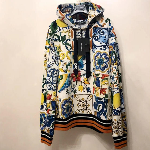 DOLCE&GABBANA(ドルチェアンドガッバーナ)の【新品、タグ付き！】DOLCE&GABBANA マヨルカ柄パーカー　確実正規品 レディースのトップス(トレーナー/スウェット)の商品写真