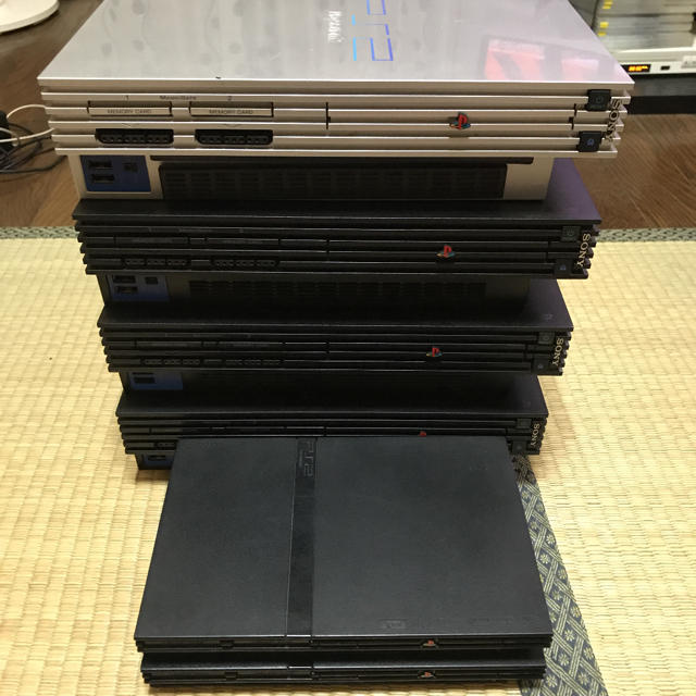 PlayStation2(プレイステーション2)のPS2本体　厚型4台　薄型2台　ジャンク　送料込み エンタメ/ホビーのゲームソフト/ゲーム機本体(家庭用ゲーム機本体)の商品写真