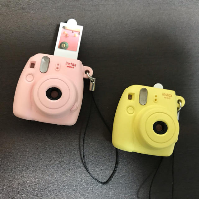 instax mini 8 キーホルダー(イエロー/ピンク) レディースのファッション小物(キーホルダー)の商品写真