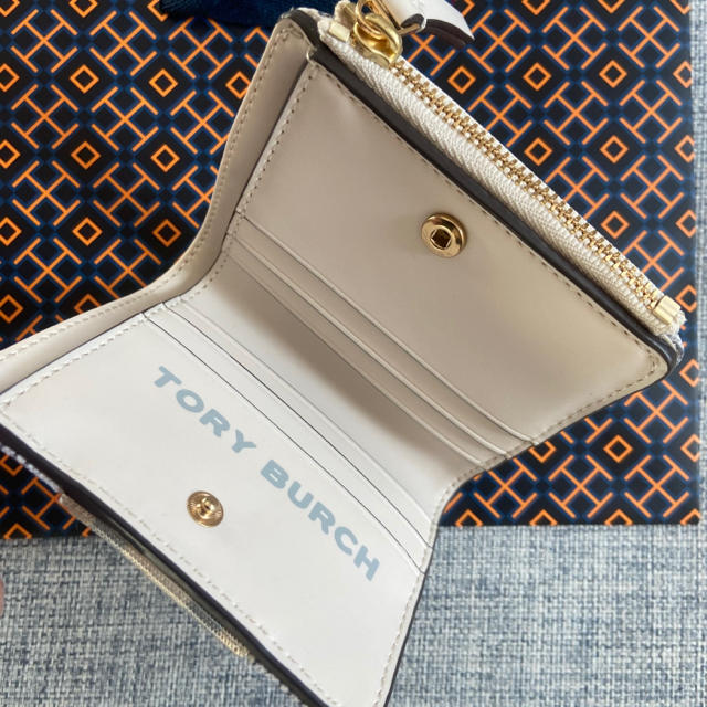 Tory Burch(トリーバーチ)の新品国内正規品！タグ&紙袋付き★TORY BURCH 折り財布★ レディースのファッション小物(財布)の商品写真