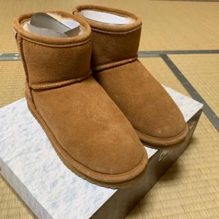 ベアパウ(BEARPAW)のベアパウムートンブーツと、レギンスパンツ(ブーツ)