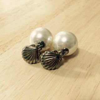 エモダ(EMODA)のシェルパール ピアス(ピアス)