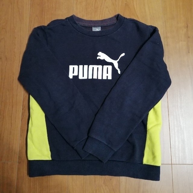 PUMA(プーマ)の☆PUMA  脇イエロー トレーナー 140 紺 キッズ/ベビー/マタニティのキッズ服男の子用(90cm~)(Tシャツ/カットソー)の商品写真