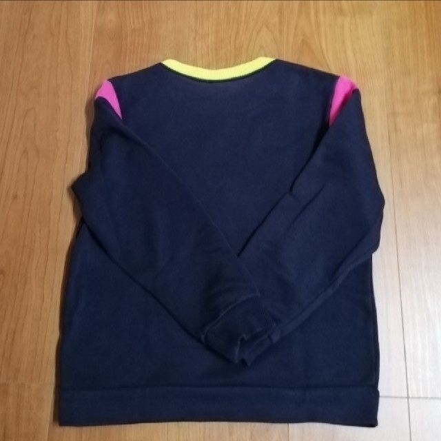 PUMA(プーマ)の☆PUMA  肩ピンク トレーナー 140 紺 キッズ/ベビー/マタニティのキッズ服男の子用(90cm~)(Tシャツ/カットソー)の商品写真