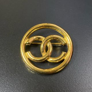 シャネル(CHANEL)のCHANEL シャネル ココマーク ブローチ 丸形 ゴールド アクセサリー(ブローチ/コサージュ)