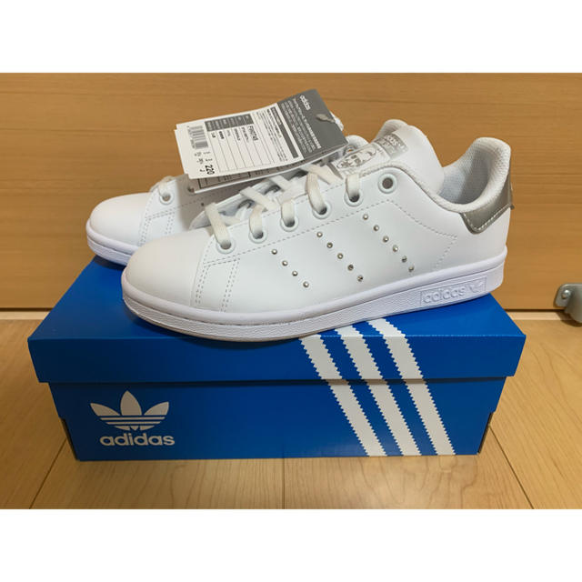 adidas(アディダス)のちえたろ様 専用 adidas Stan Smith J シルバー 22.0 レディースの靴/シューズ(スニーカー)の商品写真