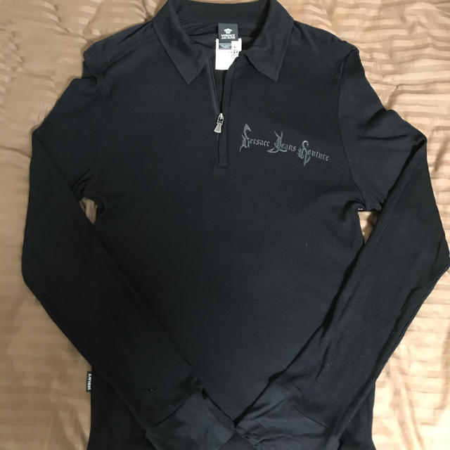 VERSACE(ヴェルサーチ)のtakashi様専用 ヴェルサーチ　ブラック　襟付きカットソー メンズのトップス(Tシャツ/カットソー(七分/長袖))の商品写真