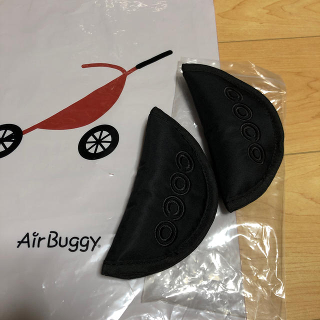 AIRBUGGY(エアバギー)のエアバギー　ショルダーパッド　ブラック キッズ/ベビー/マタニティの外出/移動用品(ベビーカー用アクセサリー)の商品写真