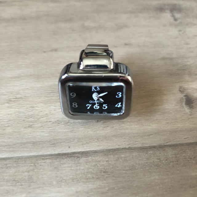 【新品未使用】指輪時計 リングウォッチ フィンガーウォッチ 黒文字盤 レディースのアクセサリー(リング(指輪))の商品写真