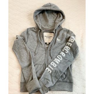 アバクロンビーアンドフィッチ(Abercrombie&Fitch)のアバクロ　レディース  パーカー(パーカー)