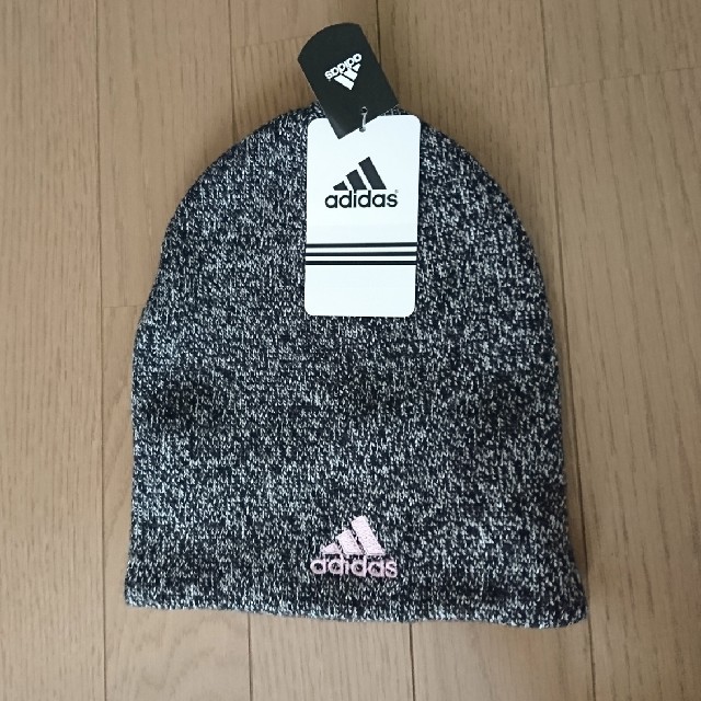 adidas(アディダス)の❤️adidas ニット帽 レディースの帽子(ニット帽/ビーニー)の商品写真