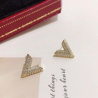 【最高級】　Vモチーフ　ピアス ゴールド スタッドピアス　ジルコニア　レディース(ピアス)