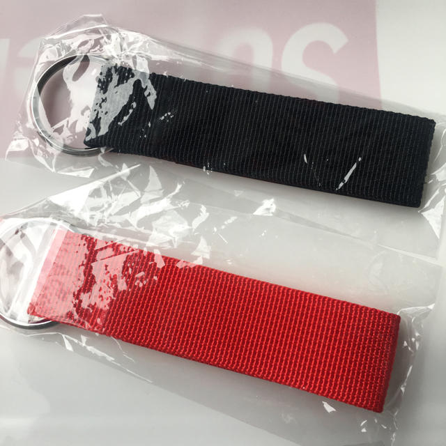 Supreme(シュプリーム)のsupreme webbing keychain キーホルダー 赤 黒 セット メンズのファッション小物(キーホルダー)の商品写真