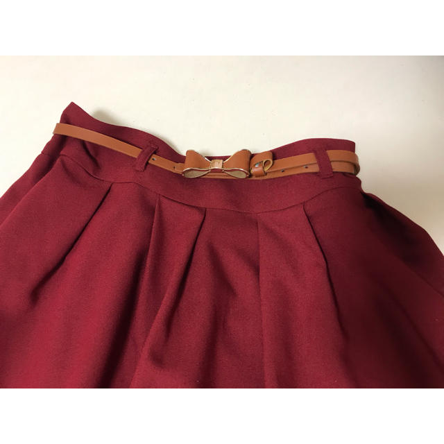 HONEYS(ハニーズ)のワインレッド(えんじ色) スカート ベルト付き レディースのスカート(ひざ丈スカート)の商品写真