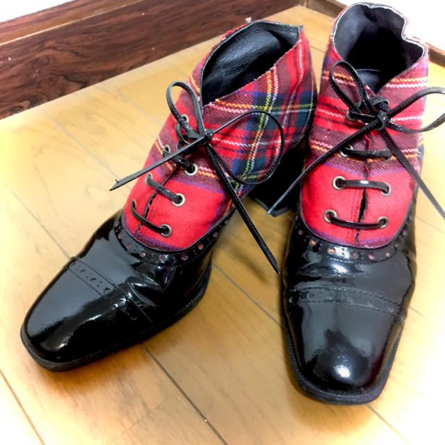 JaneMarple(ジェーンマープル)のタータン チェックエナメル レースアップシューズ　赤　黒 レディースの靴/シューズ(ローファー/革靴)の商品写真
