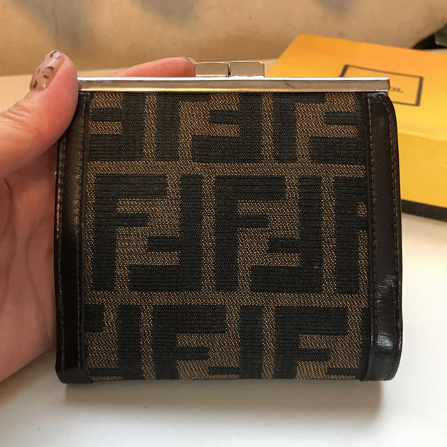 新品　FENDI 二つ折り財布　がま口 1