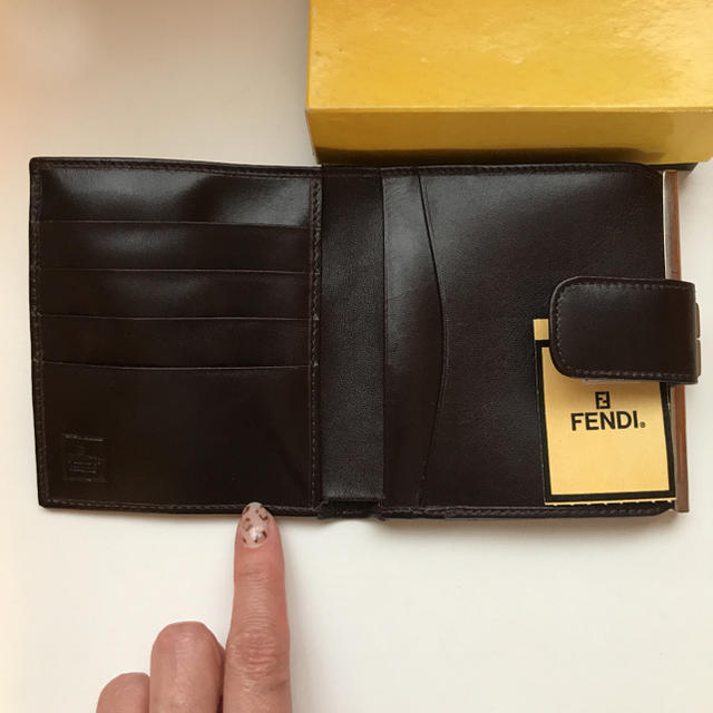 新品　FENDI 二つ折り財布　がま口 2