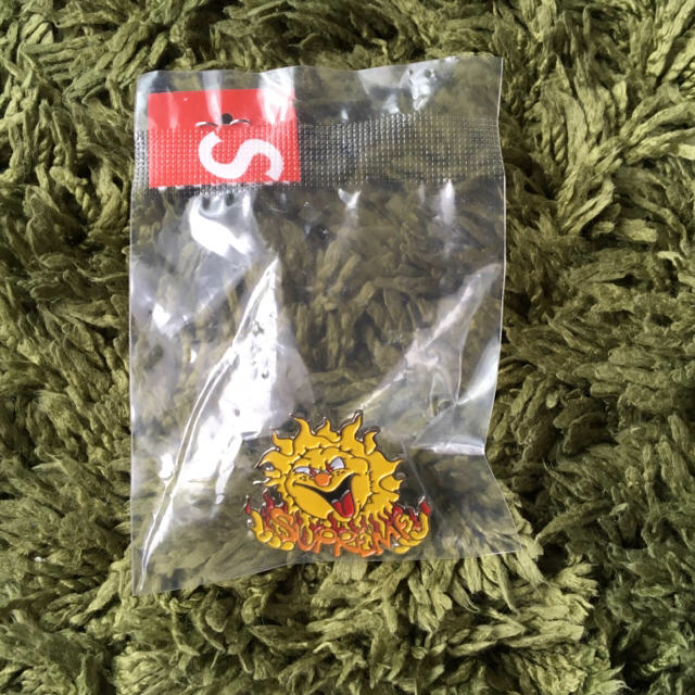 Supreme(シュプリーム)のSupreme Sun Pin メンズのファッション小物(その他)の商品写真