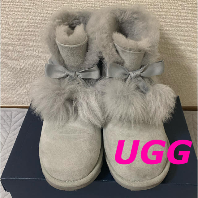 UGG リボンポンポン付きブーツ