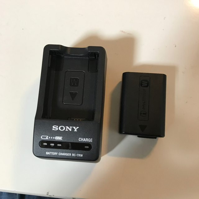 SONY(ソニー)のSONY純正充電器BCーTRWバッテリーNPーFW50  スマホ/家電/カメラのスマートフォン/携帯電話(バッテリー/充電器)の商品写真