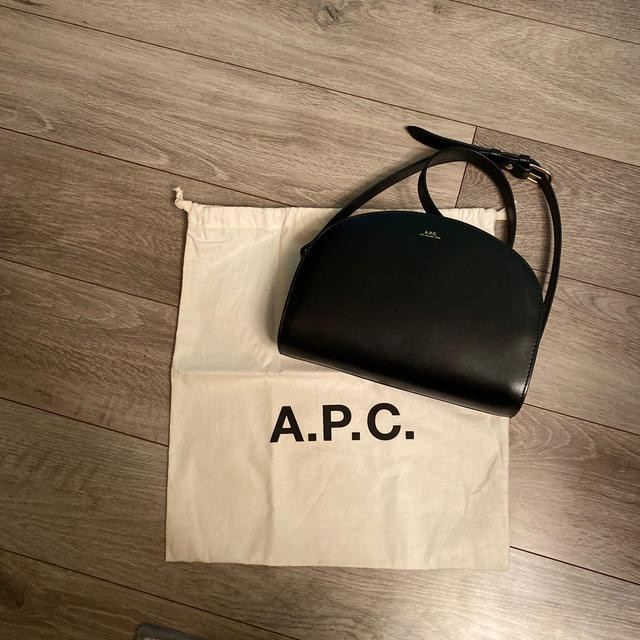 A.P.C ハーフムーンバッグ　レザーBLACK