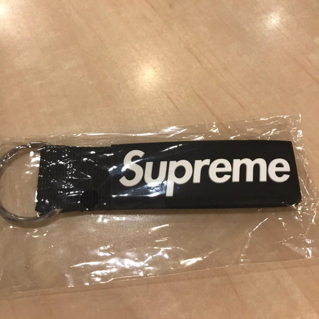 Supreme(シュプリーム)のSupreme Webbing Keychainキーチェーン　ブラック メンズのファッション小物(キーホルダー)の商品写真