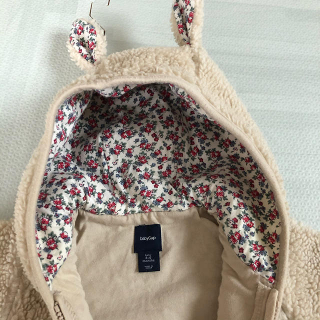 babyGAP(ベビーギャップ)の【まつり様専用】GAP カバーオール アイボリー 花柄 3-6m/60cm キッズ/ベビー/マタニティのベビー服(~85cm)(カバーオール)の商品写真