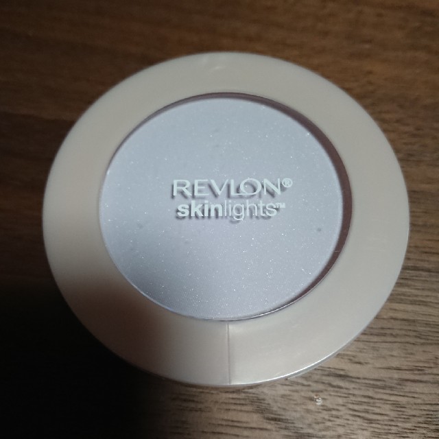 REVLON(レブロン)のレブロンスキンライトプレストパウダー104 ラベンダー コスメ/美容のベースメイク/化粧品(フェイスパウダー)の商品写真