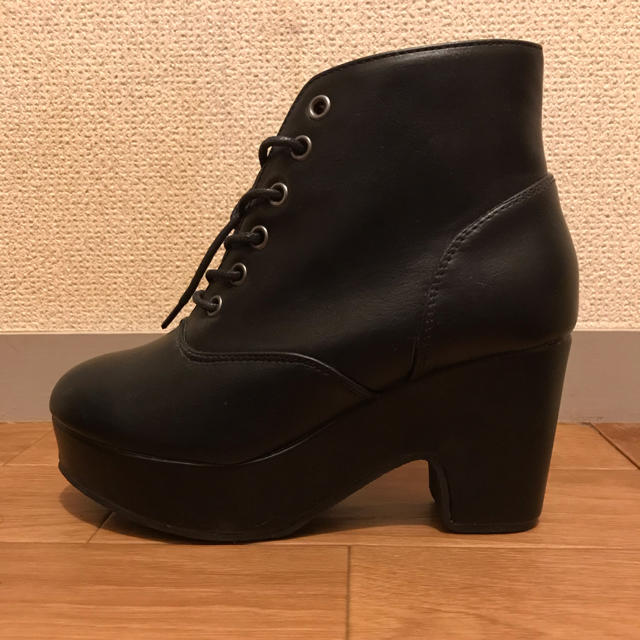 厚底ショートブーツ　黒 レディースの靴/シューズ(ブーツ)の商品写真