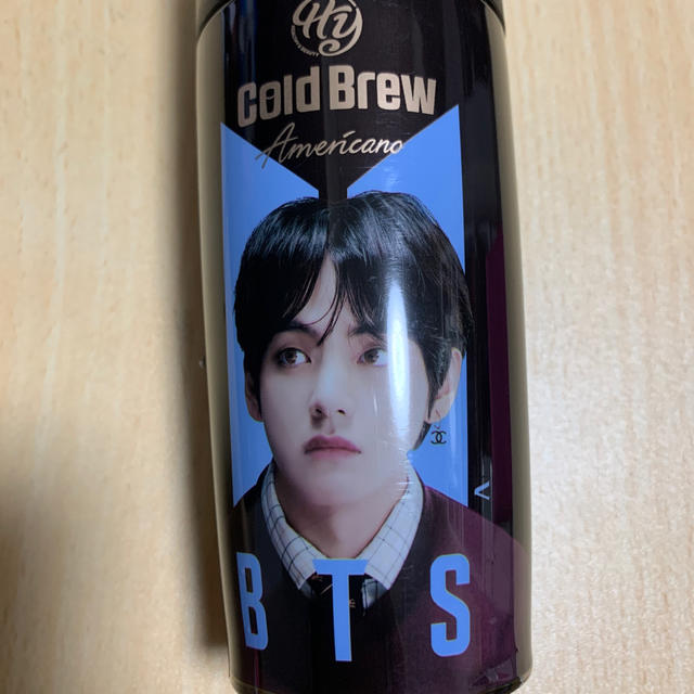 防弾少年団(BTS)(ボウダンショウネンダン)の【BTS コールドブリュー アメリカーノコーヒーV・テテ】　＊新品、中身無 エンタメ/ホビーのCD(K-POP/アジア)の商品写真