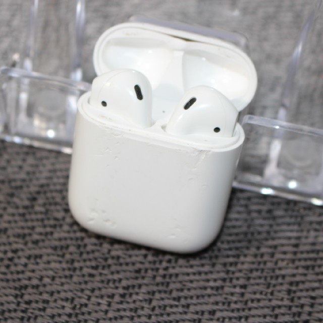 Apple(アップル)のApple Air Pods ワイヤレスイヤホン　第一世代 スマホ/家電/カメラのオーディオ機器(ヘッドフォン/イヤフォン)の商品写真