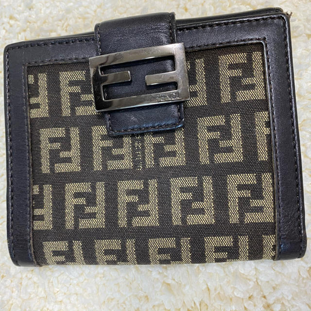 フェンディ　FENDI ブランド財布　折り畳み　カード収納　コンパクト　上品