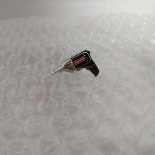 シュプリーム(Supreme)のsupreme power drill pin(バッジ/ピンバッジ)