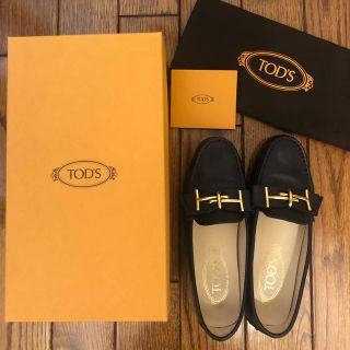 トッズ(TOD'S)のトッズ  リボン ダブルT ローファー  黒(ローファー/革靴)