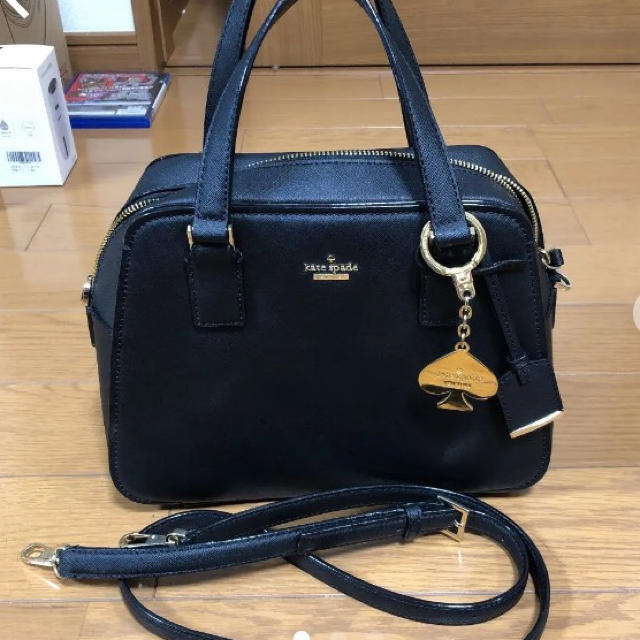 kate spade new york(ケイトスペードニューヨーク)のケイトスペード♡チャーム付きショルダーバッグ レディースのバッグ(ショルダーバッグ)の商品写真