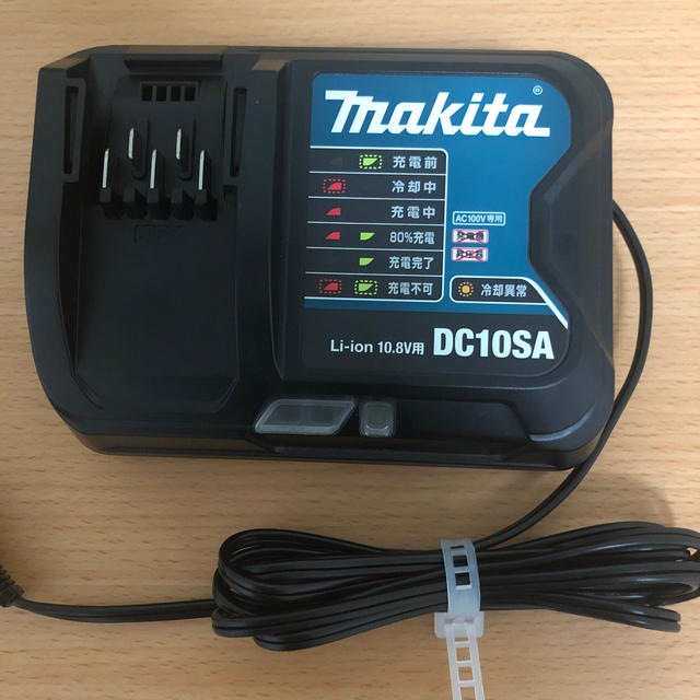 Makita(マキタ)の[送料無料]マキタ充電器DC10SA スマホ/家電/カメラのスマートフォン/携帯電話(バッテリー/充電器)の商品写真