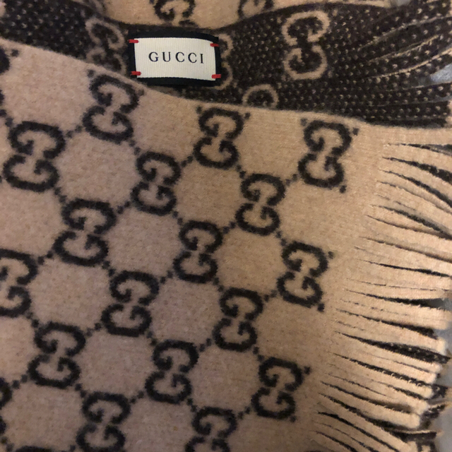 Gucci(グッチ)のグッチ新作GGウールマフラー　ベージュ&ダークブラウン　ストール　箱付属品付き メンズのファッション小物(マフラー)の商品写真