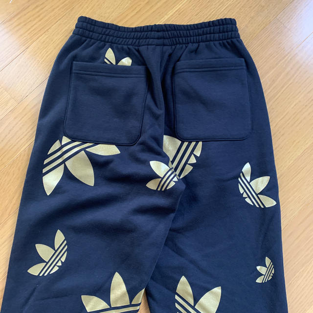 adidas(アディダス)の試着のみ●adidas originals・Mサイズ・黒ゴールドスウェットパンツ メンズのパンツ(その他)の商品写真