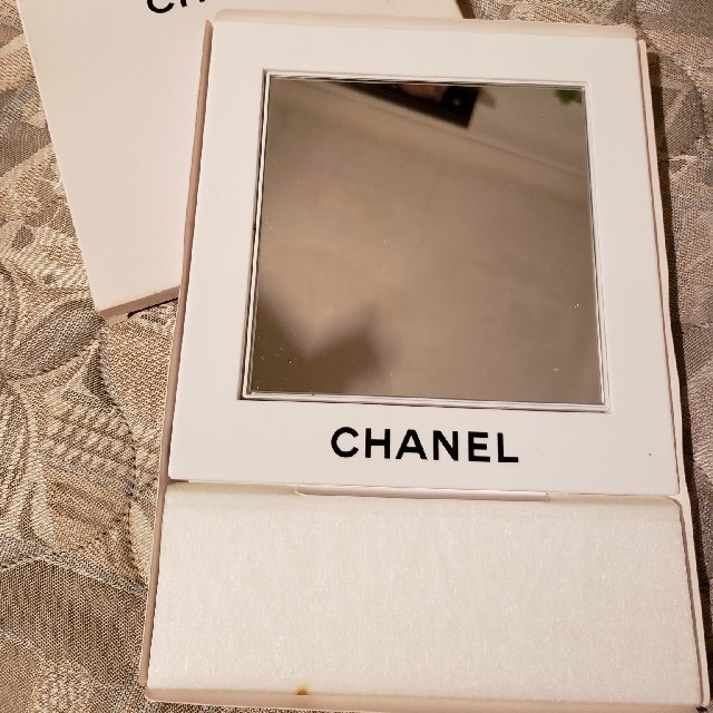 CHANEL(シャネル)のCHANEL　コスメノベルティスタンドタイプ鏡 エンタメ/ホビーのコレクション(ノベルティグッズ)の商品写真